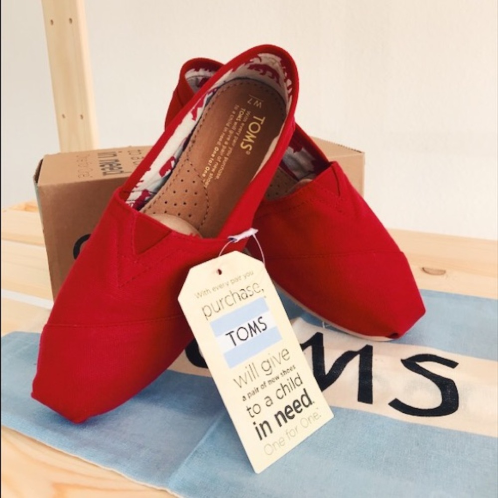 TOMS Classic Red Canvas size 7
